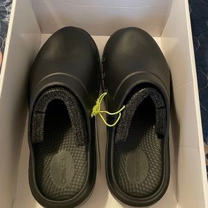 NWT OOFOS black clogs